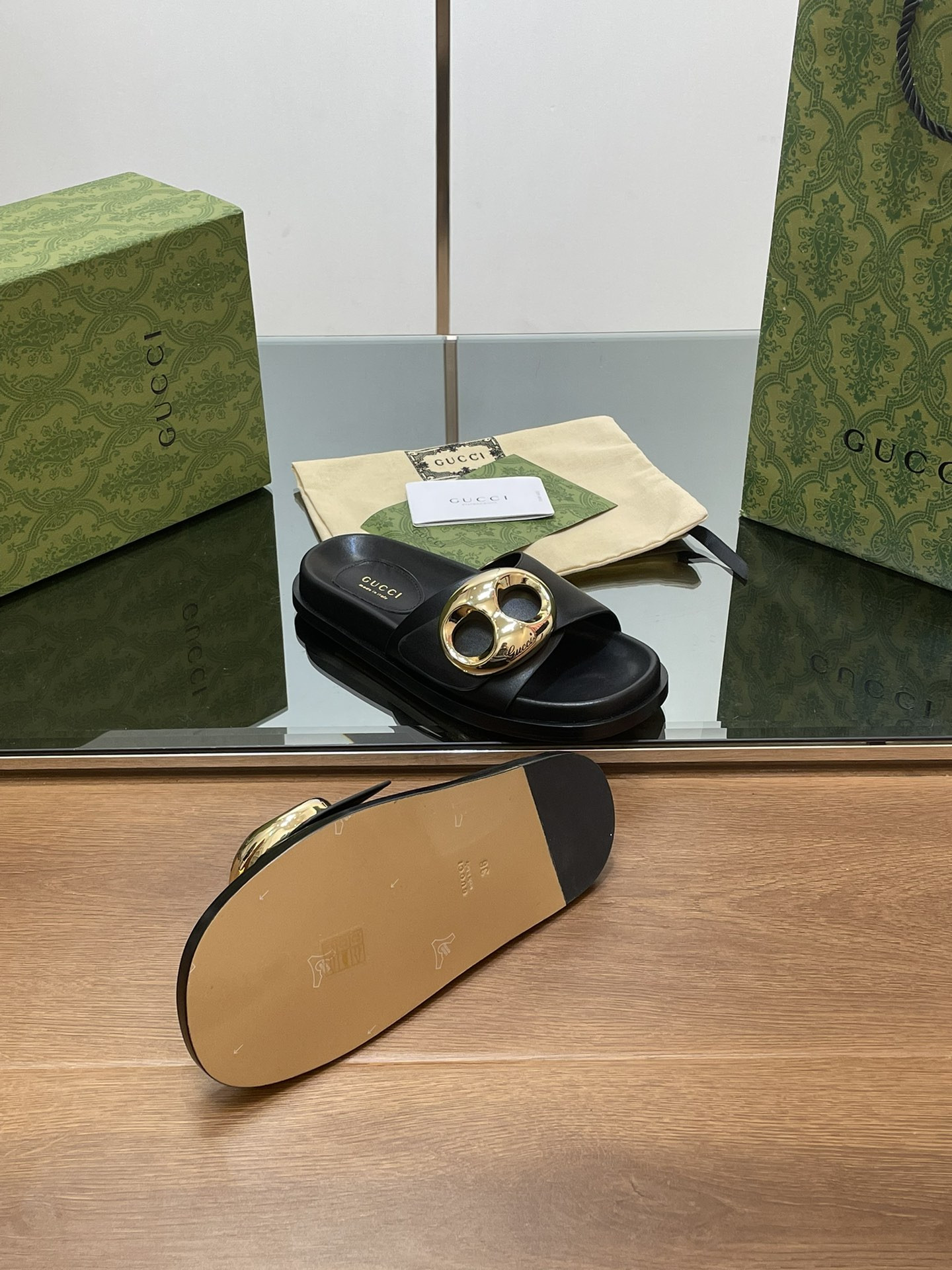 UA GUCCI MARINA CHAIN SLIDE SANDAL