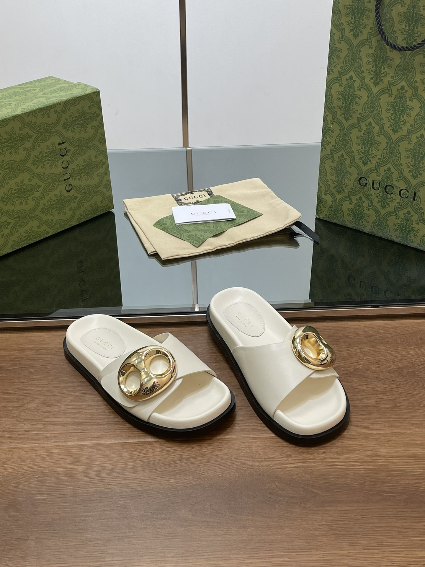 UA GUCCI MARINA CHAIN SLIDE SANDAL