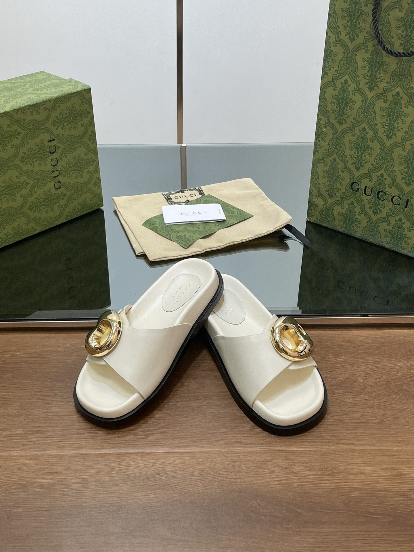 UA GUCCI MARINA CHAIN SLIDE SANDAL