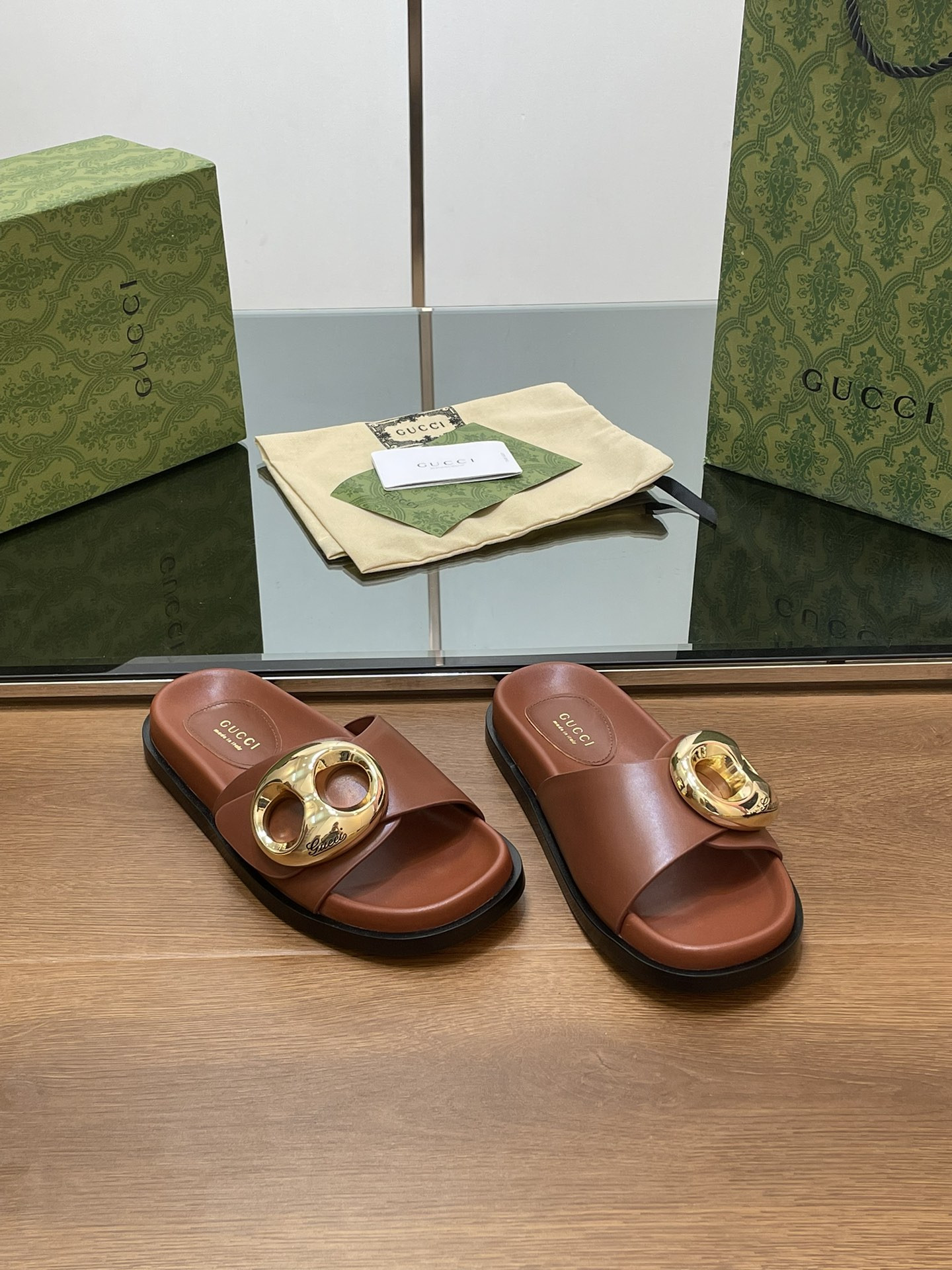 UA GUCCI MARINA CHAIN SLIDE SANDAL