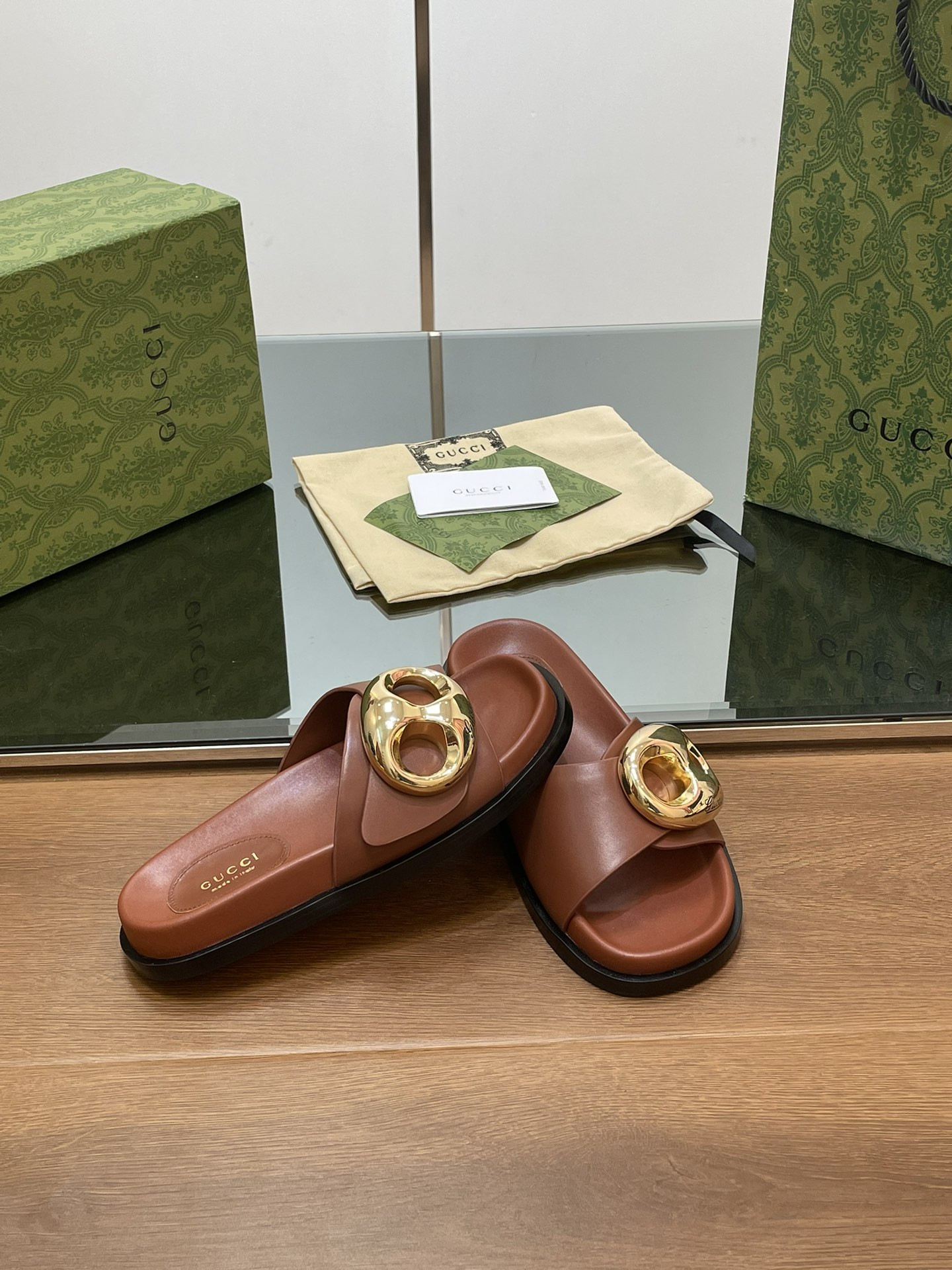 UA GUCCI MARINA CHAIN SLIDE SANDAL