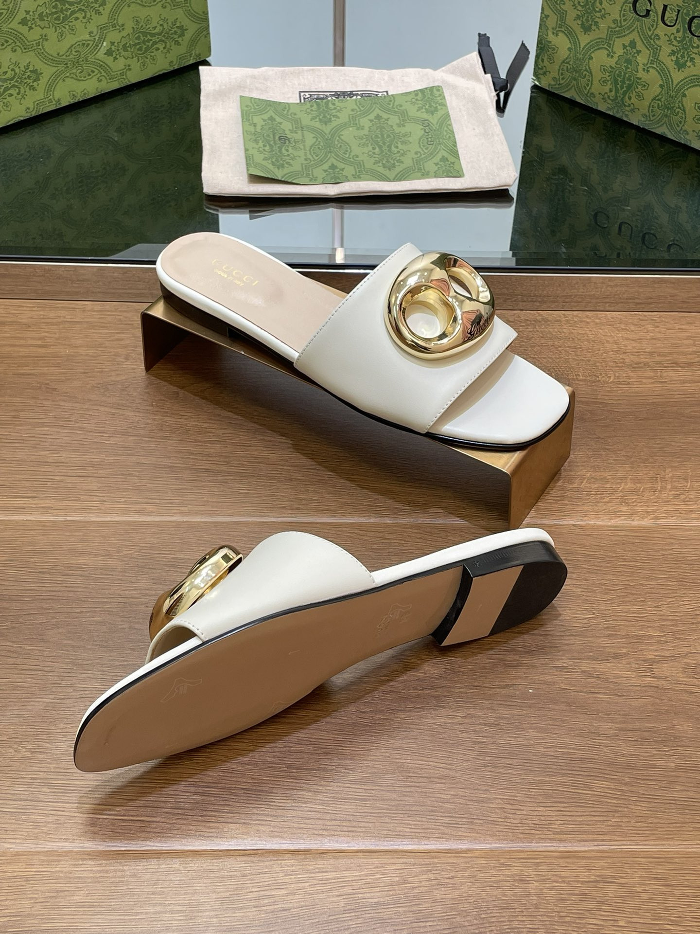 UA GUCCI MARINA CHAIN SLIDE