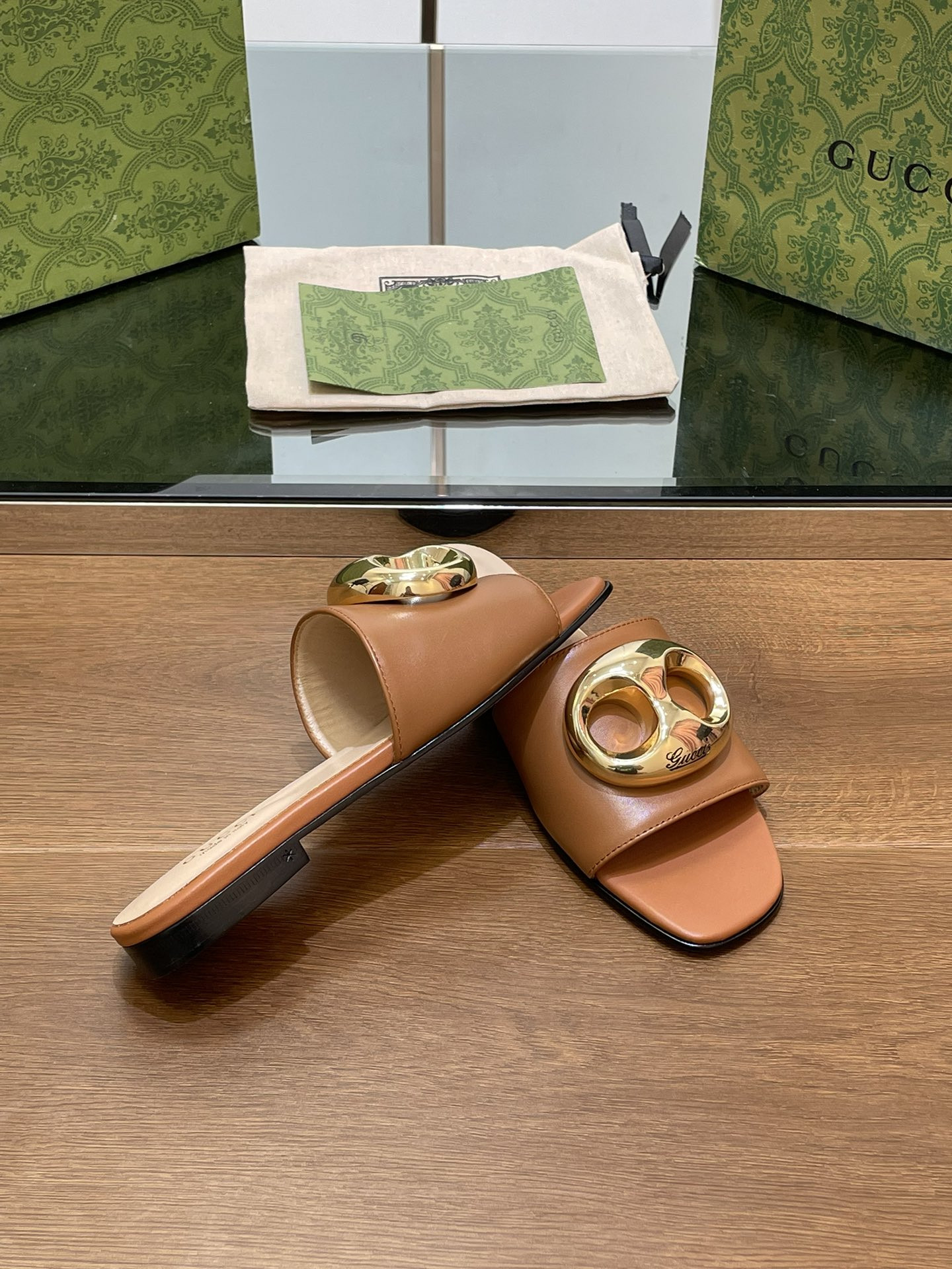 UA GUCCI MARINA CHAIN SLIDE