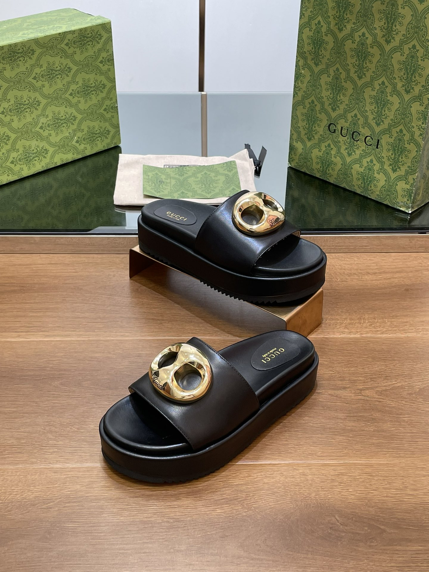 UA GUCCI MARINA CHAIN SLIDE