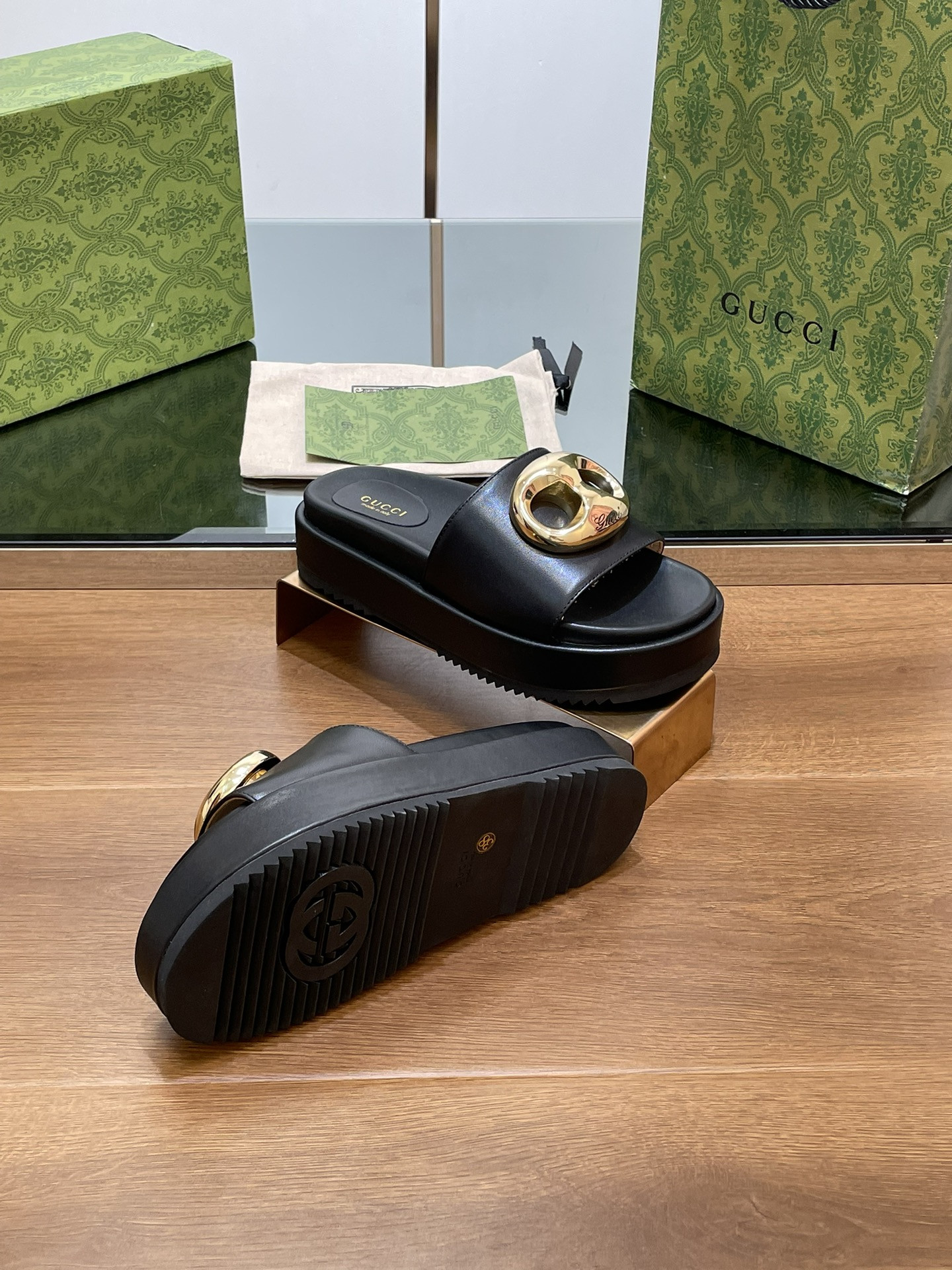 UA GUCCI MARINA CHAIN SLIDE