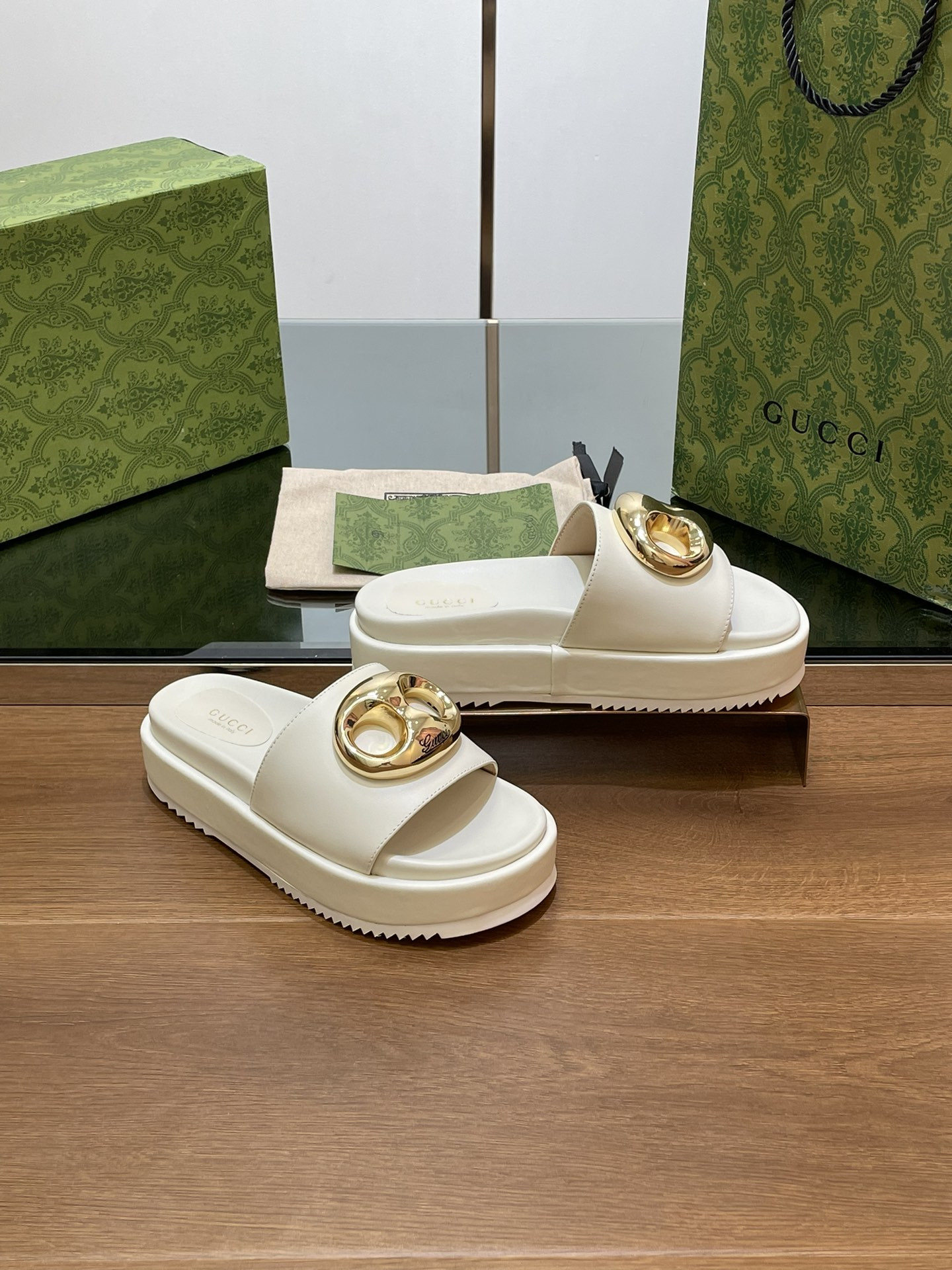 UA GUCCI MARINA CHAIN SLIDE