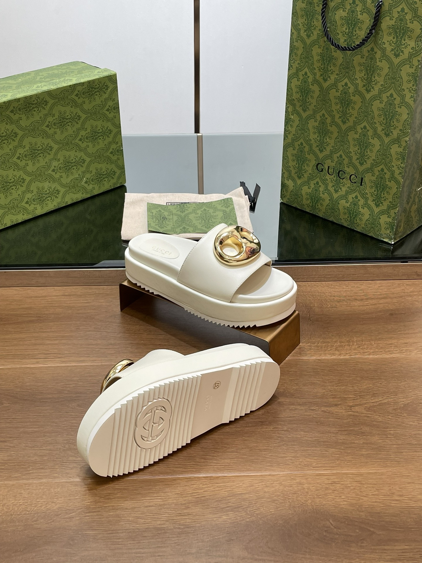 UA GUCCI MARINA CHAIN SLIDE