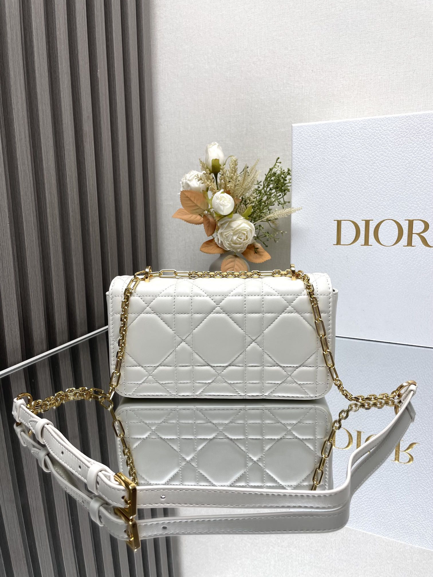 Dior Miss Daisy Mini Bag 22 x 12.5 x 4 cm