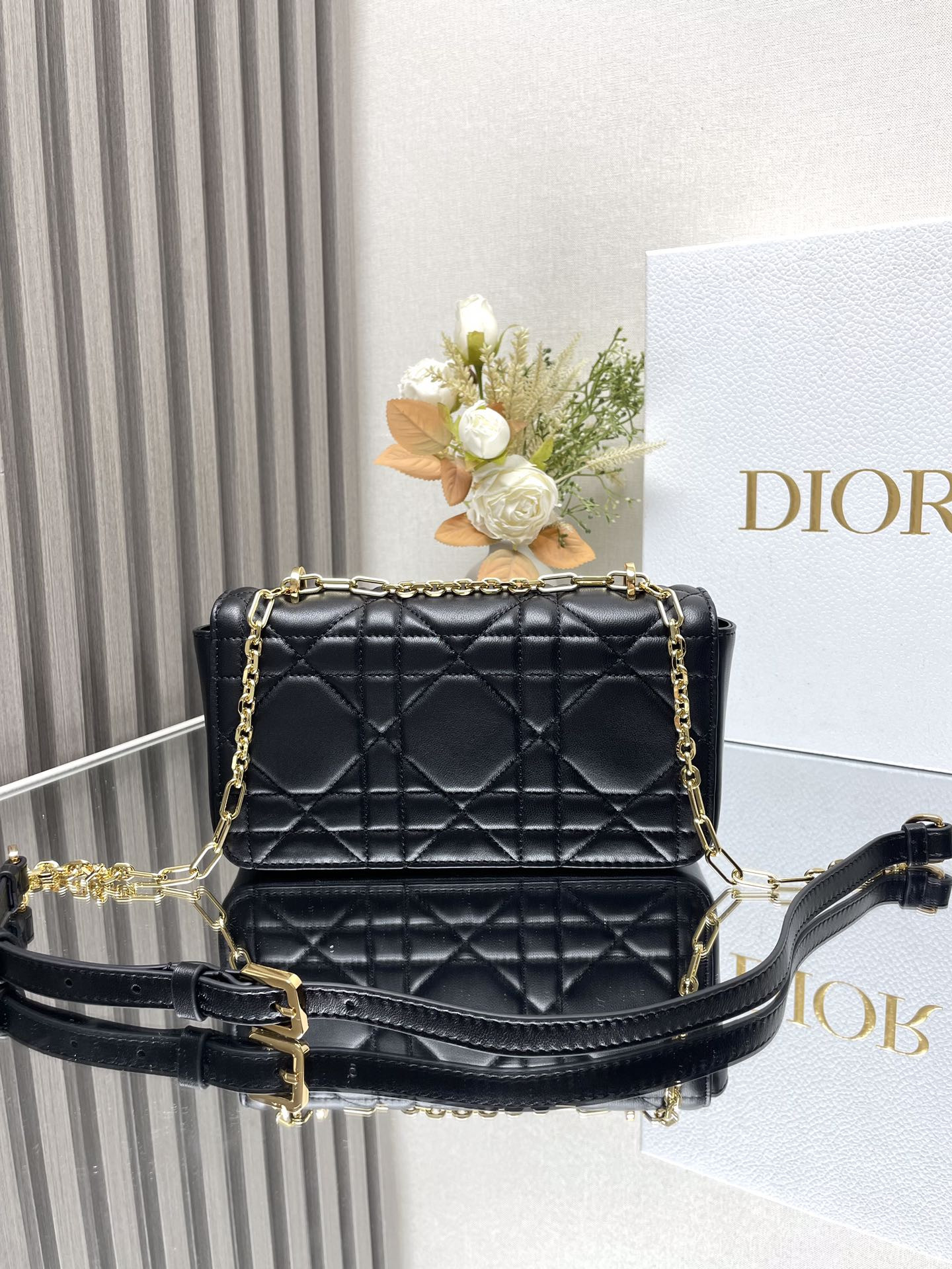 Dior Miss Daisy Mini Bag 22 x 12.5 x 4 cm