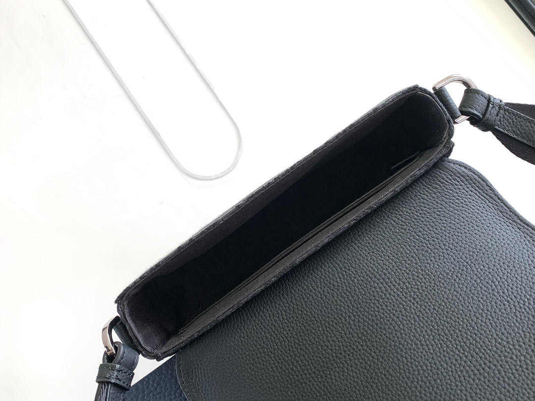 Dior Saddle Messenger Bag 24 x 16.5 x 5.5 cm
