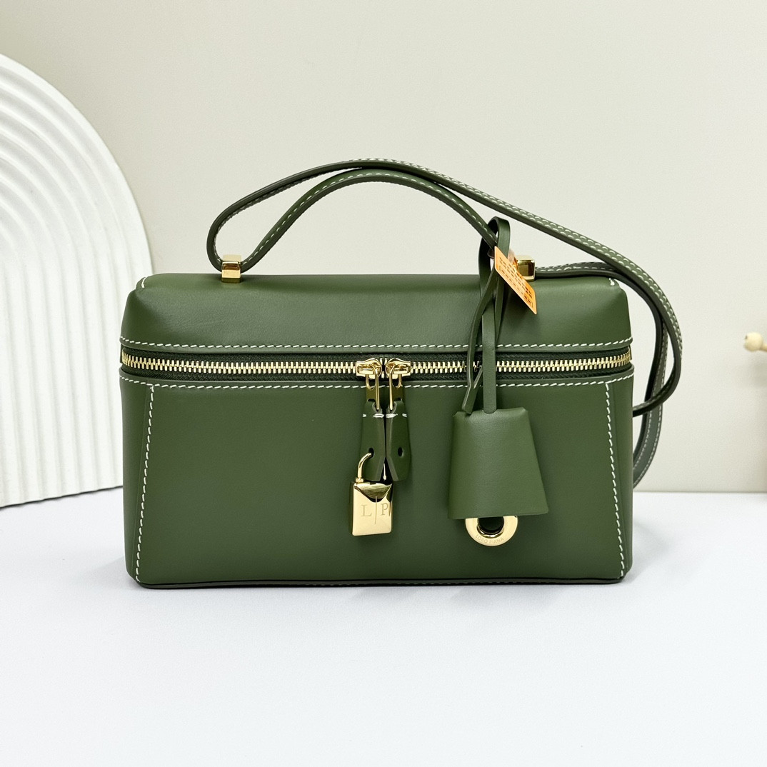 Loro Piana Extra Pocket L19 Smooth Calfskin 11 x 19 x 6.5 cm