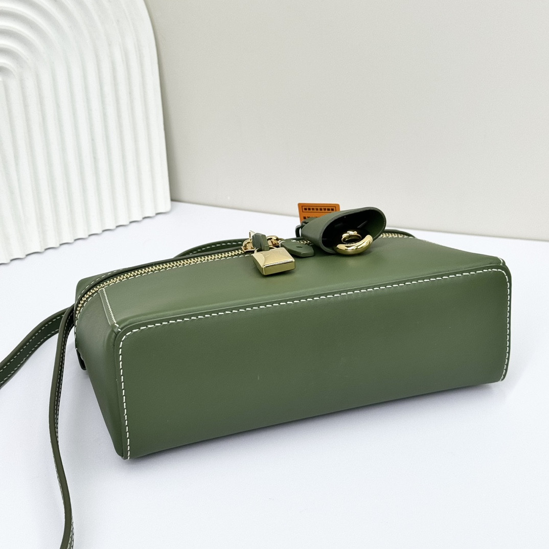 Loro Piana Extra Pocket L19 Smooth Calfskin 11 x 19 x 6.5 cm