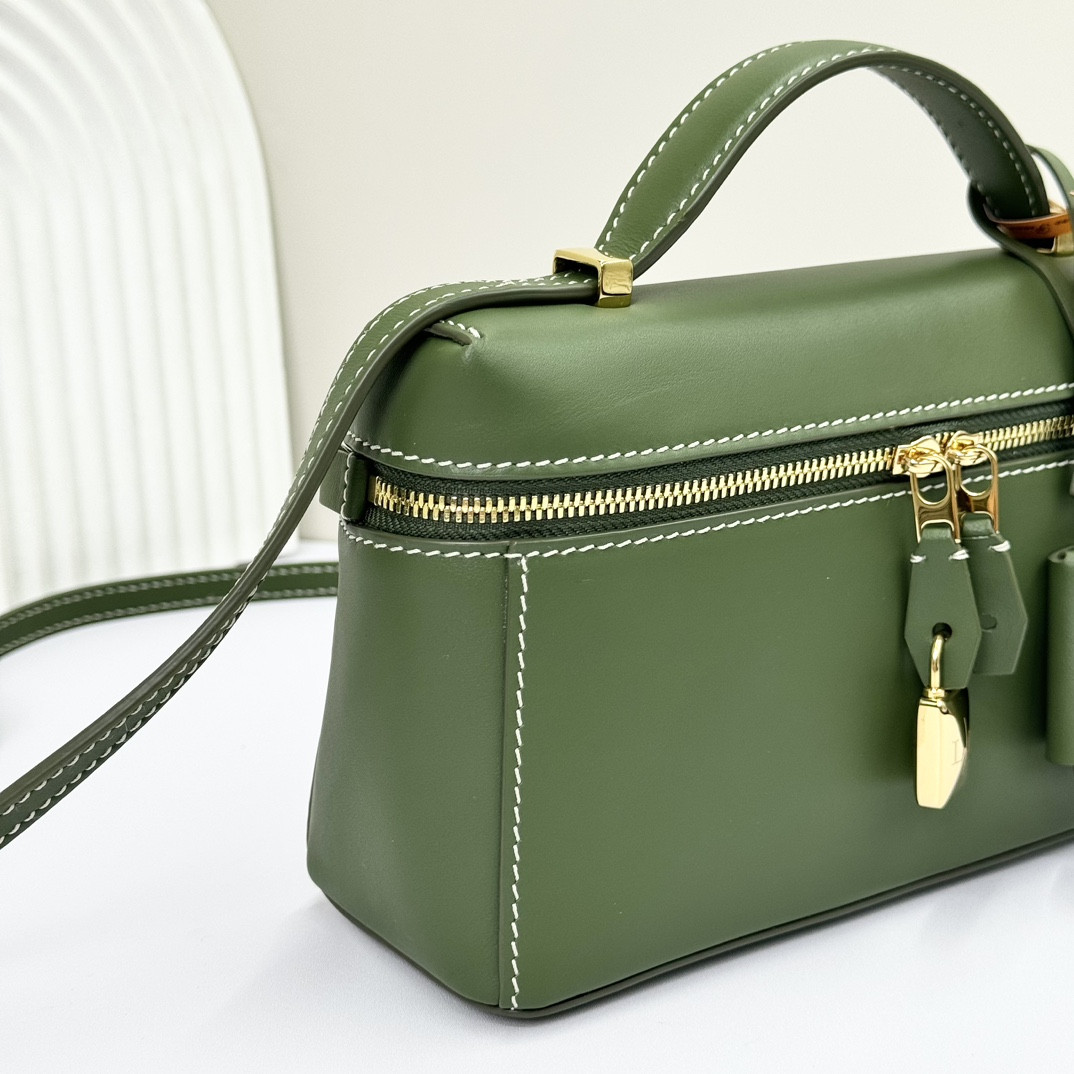 Loro Piana Extra Pocket L19 Smooth Calfskin 11 x 19 x 6.5 cm