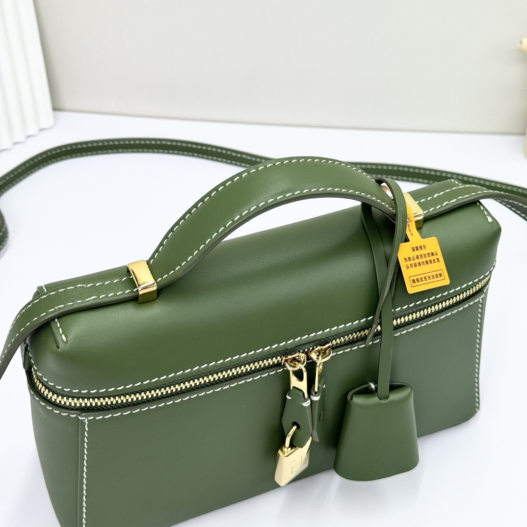 Loro Piana Extra Pocket L19 Smooth Calfskin 11 x 19 x 6.5 cm