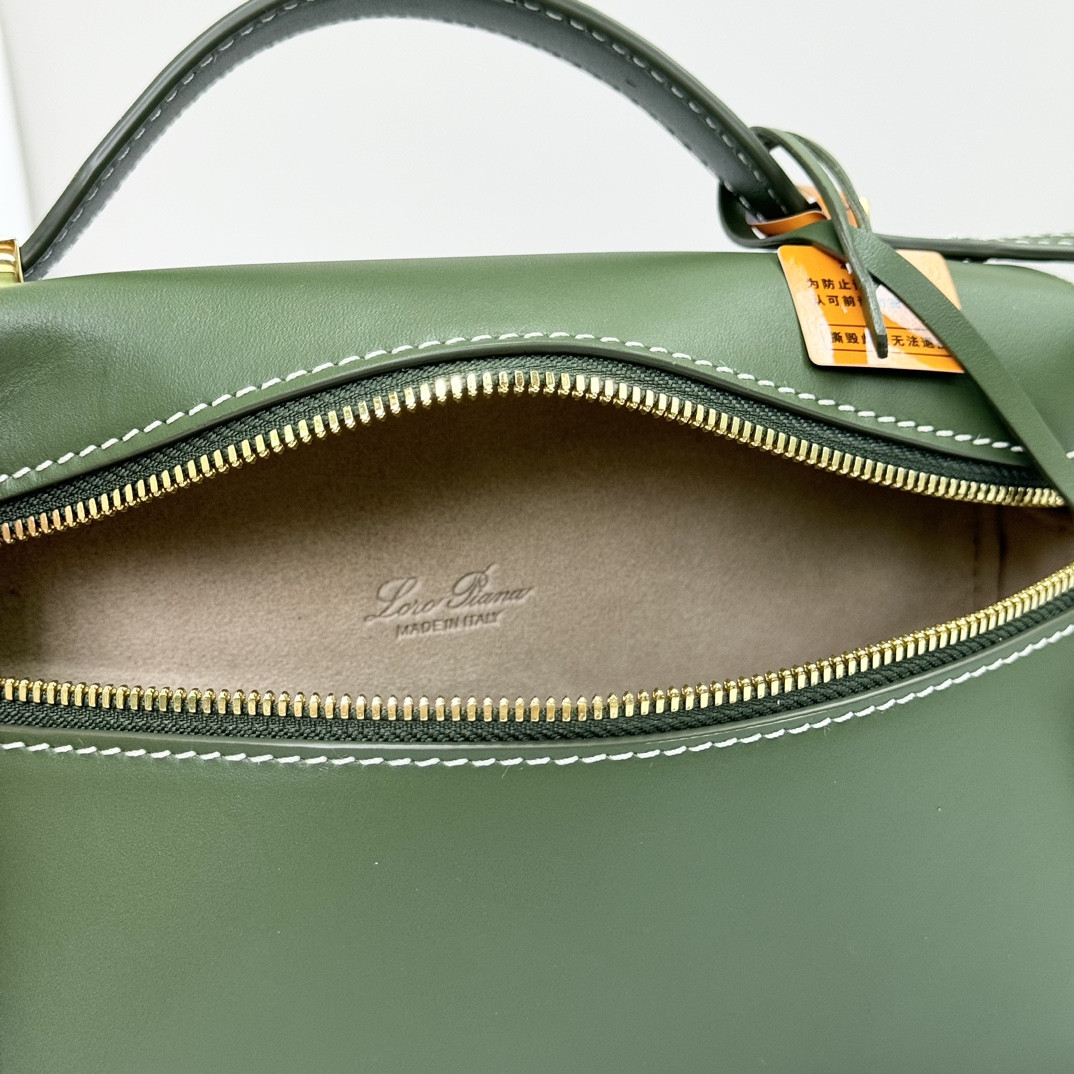 Loro Piana Extra Pocket L19 Smooth Calfskin 11 x 19 x 6.5 cm