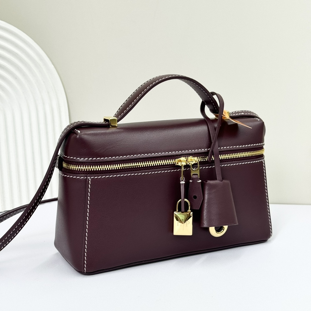 Loro Piana Extra Pocket L19 Smooth Calfskin 11 x 19 x 6.5 cm