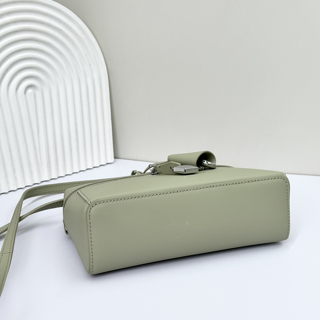 Loro Piana Extra Pocket L19  Smooth Calfskin 11 x 19 x 6.5 cm