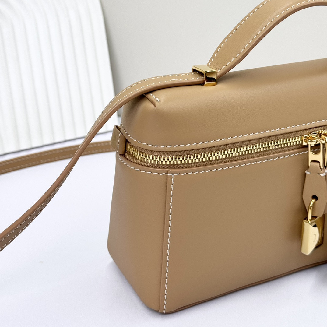 Loro Piana Extra Pocket L19 11 x 19 x 6.5 cm