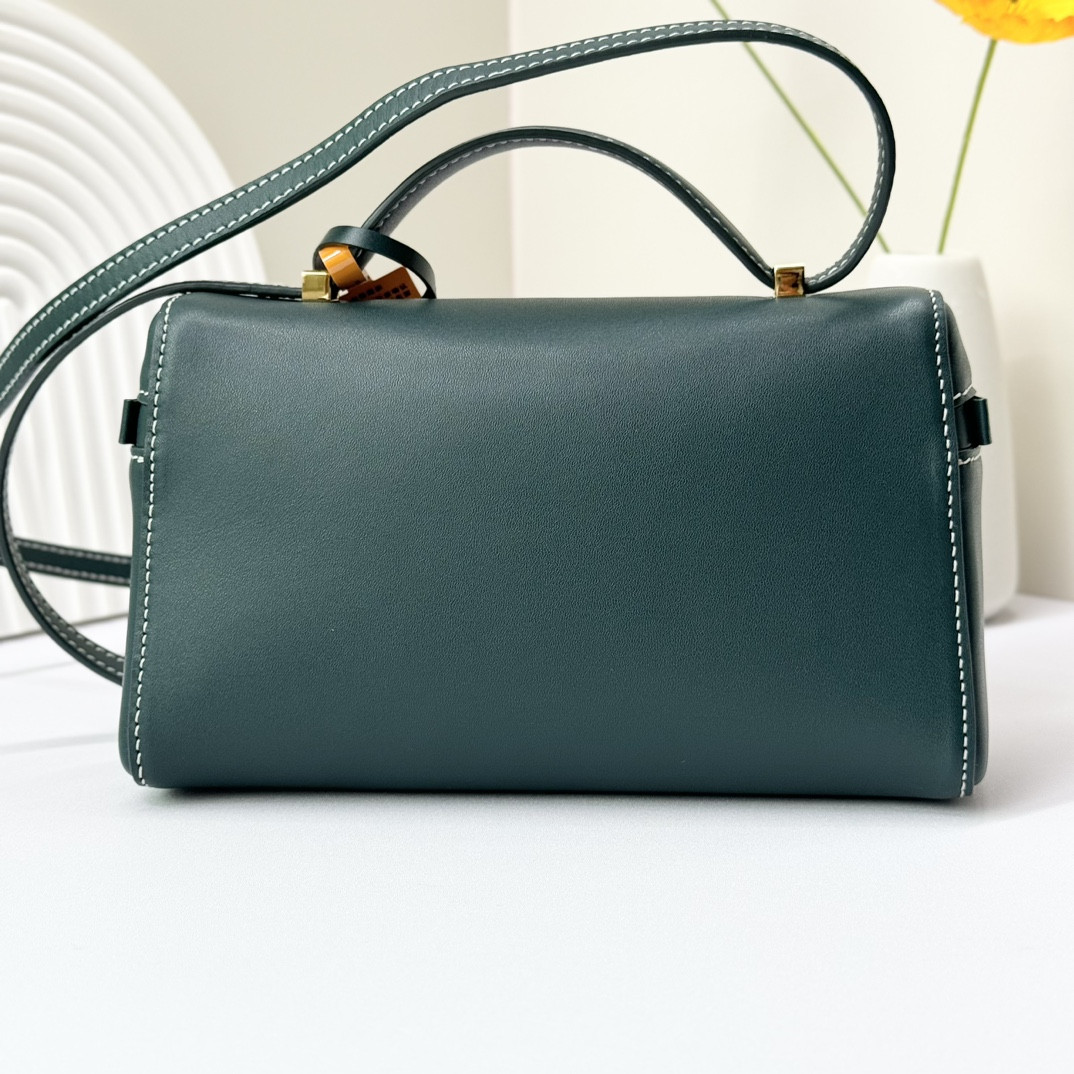 Loro Piana Extra Pocket L19 Smooth Calfskin 11 x 19 x 6.5 cm