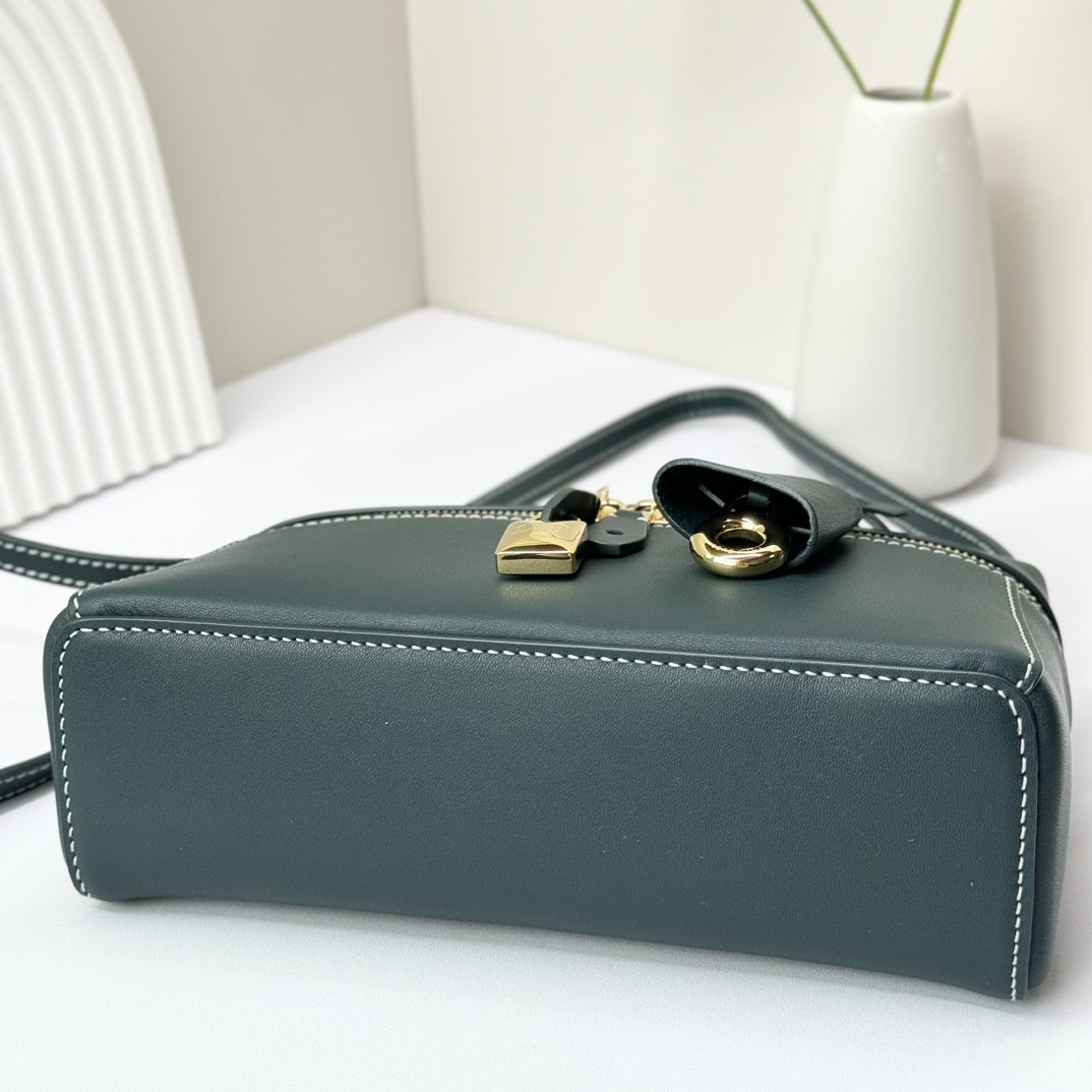 Loro Piana Extra Pocket L19 Smooth Calfskin 11 x 19 x 6.5 cm