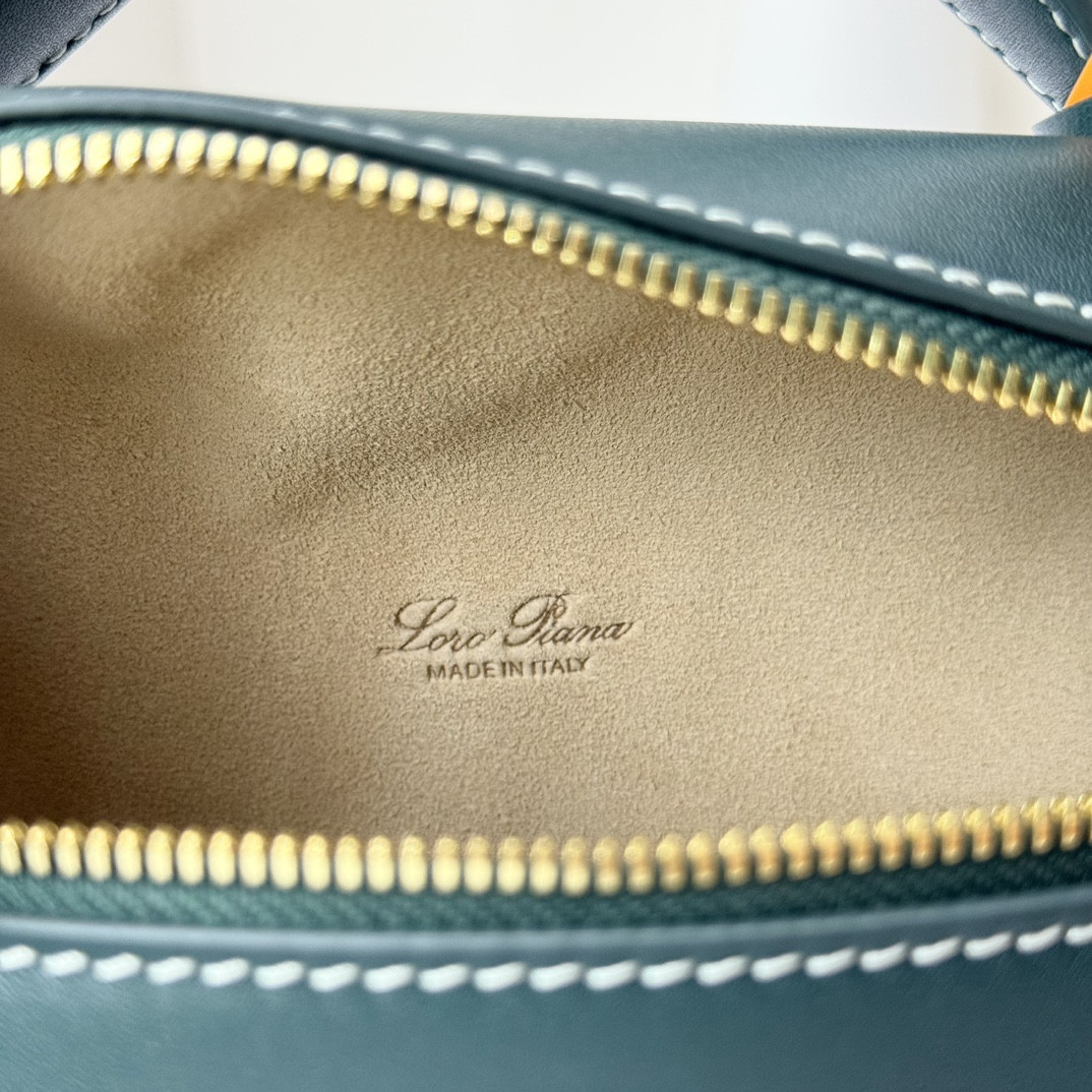 Loro Piana Extra Pocket L19 Smooth Calfskin 11 x 19 x 6.5 cm
