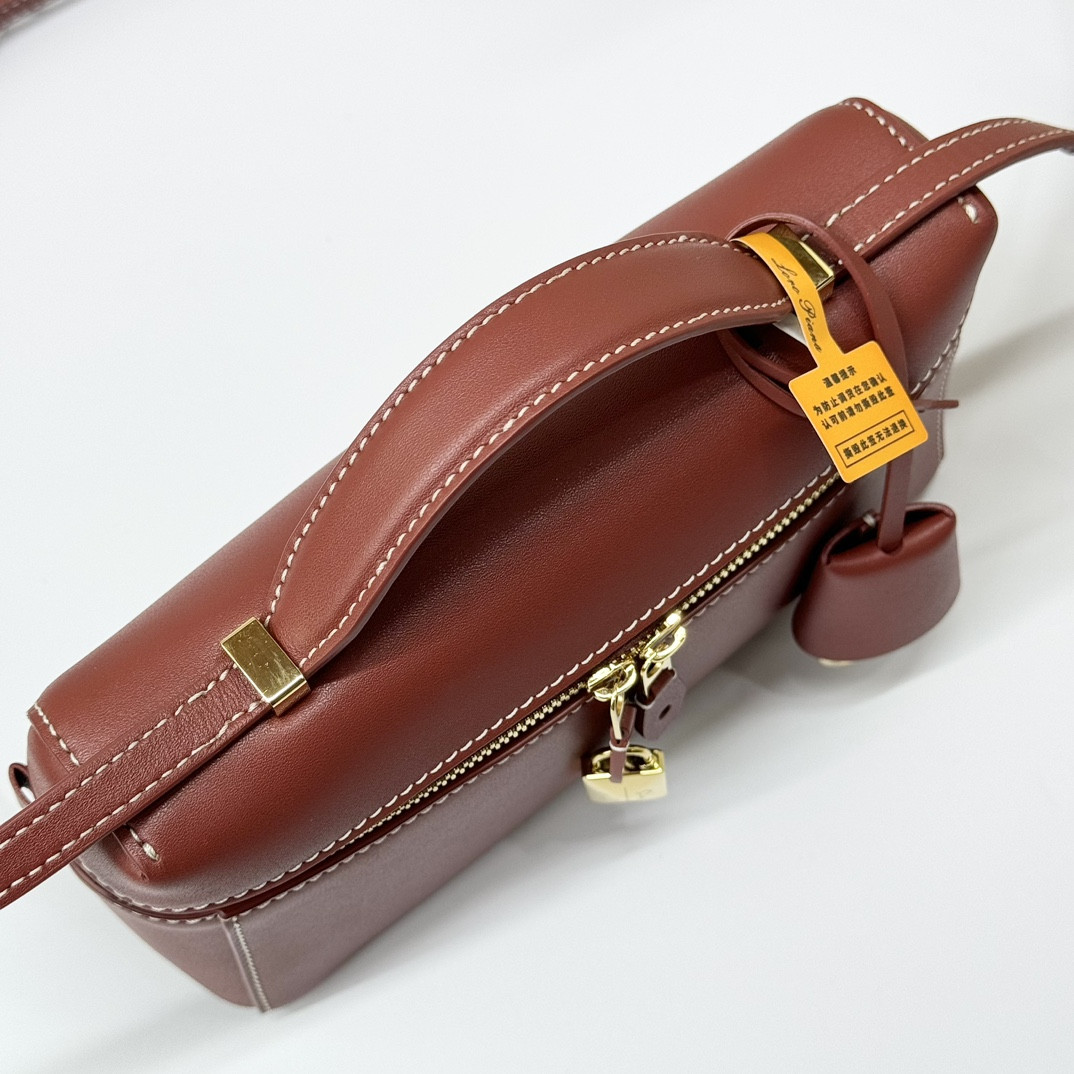 Loro Piana Extra Pocket L19 Smooth Calfskin 11 x 19 x 6.5 cm