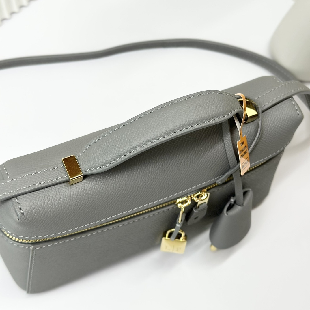 Loro Piana Extra Pocket L19 Grained Calfskin 11 x 19 x 6.5 cm