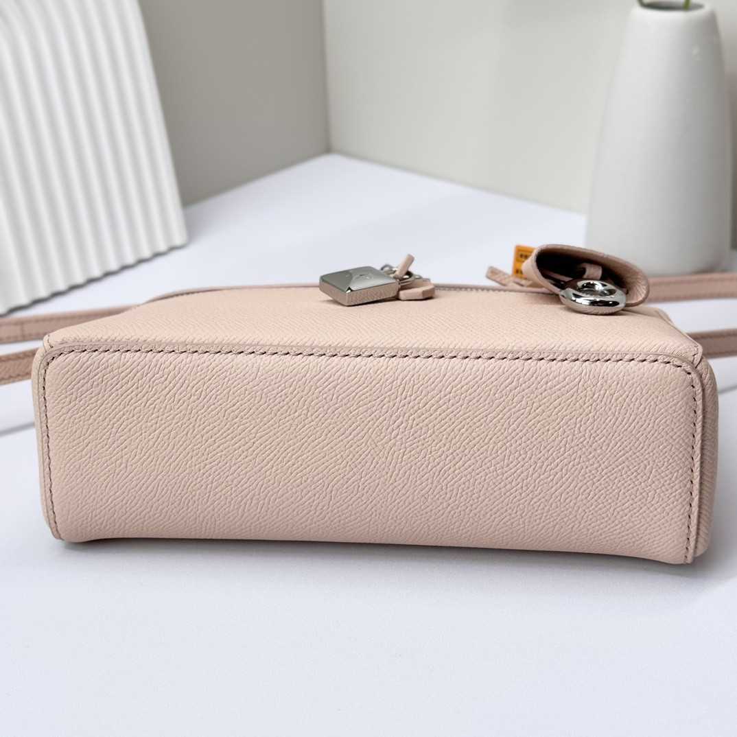 Loro Piana Extra Pocket L19 Grained Calfskin 11 x 19 x 6.5 cm