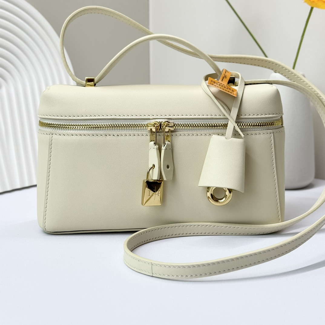 Loro Piana Extra Pocket L19 Smooth Calfskin 11 x 19 x 6.5 cm