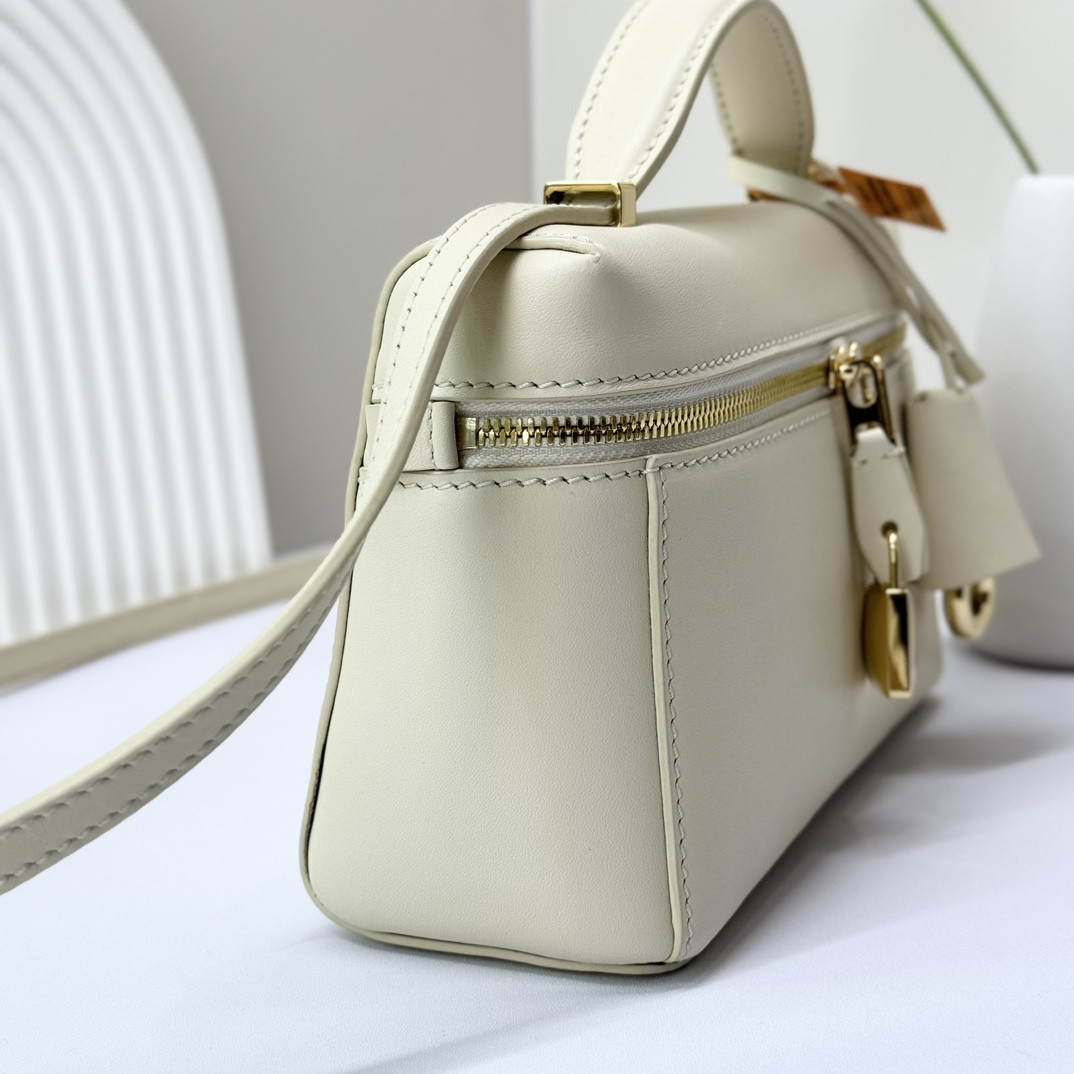 Loro Piana Extra Pocket L19 Smooth Calfskin 11 x 19 x 6.5 cm