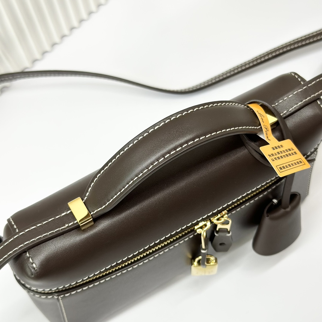 Loro Piana Extra Pocket L19 Smooth Calfskin 11 x 19 x 6.5 cm