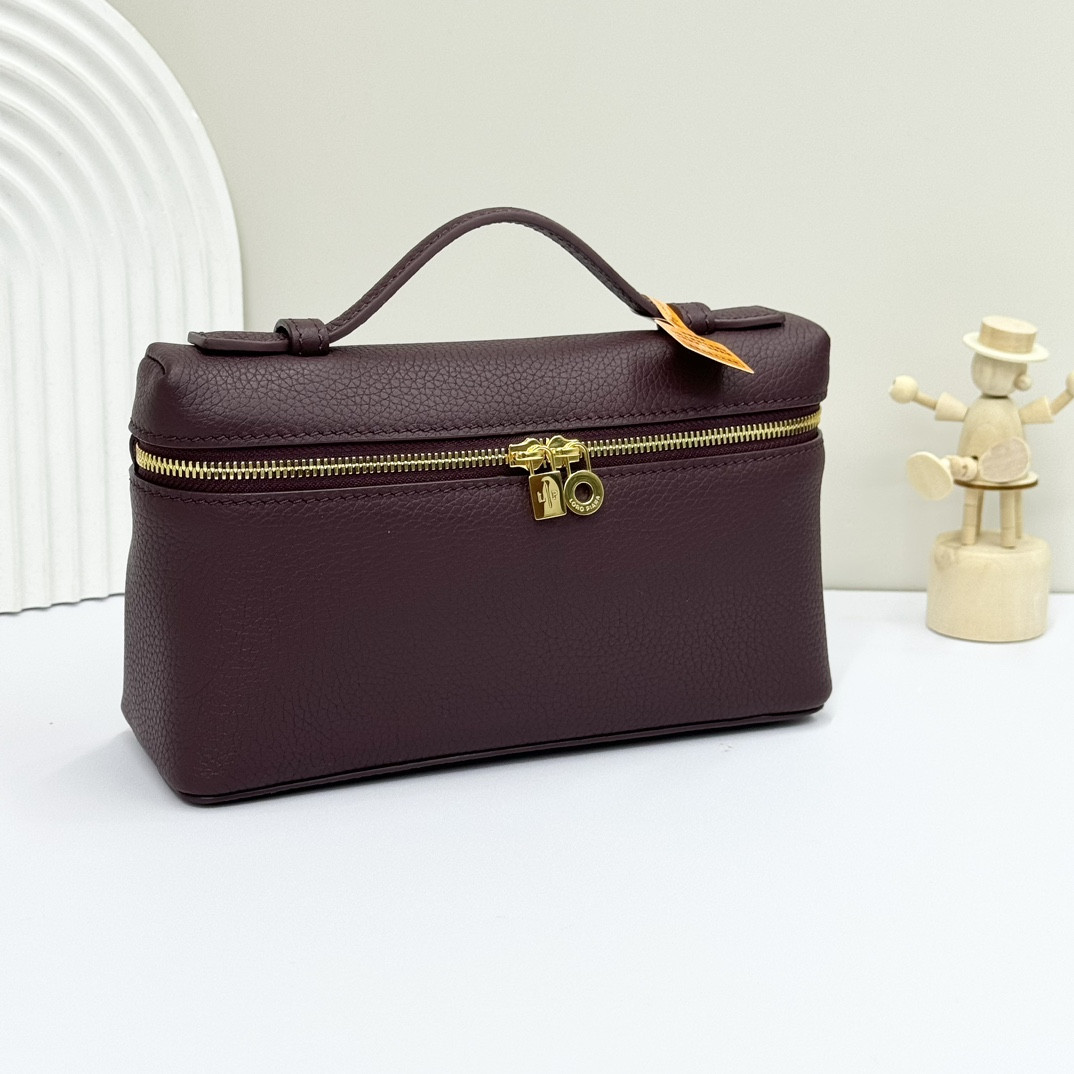 Loro Piana Extra Pocket L19 Grained Calfskin 11 x 19 x 6.5 cm