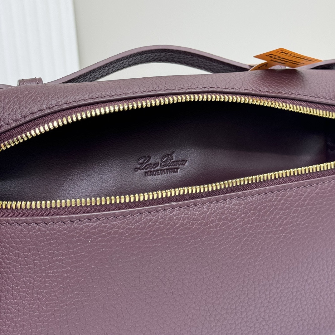 Loro Piana Extra Pocket L19 Grained Calfskin 11 x 19 x 6.5 cm