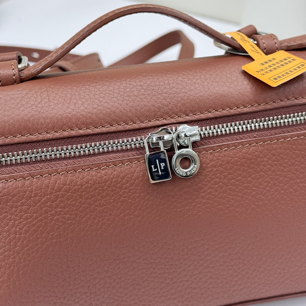 Loro Piana Extra Pocket L19 Grained Calfskin 11 x 19 x 6.5 cm