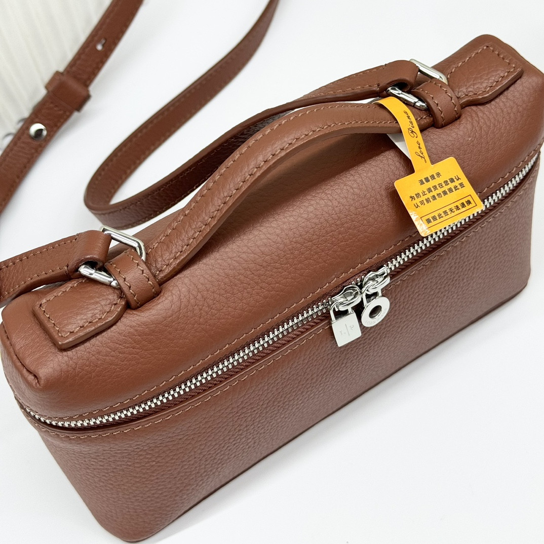 Loro Piana Extra Pocket L19 Grained Calfskin 11 x 19 x 6.5 cm