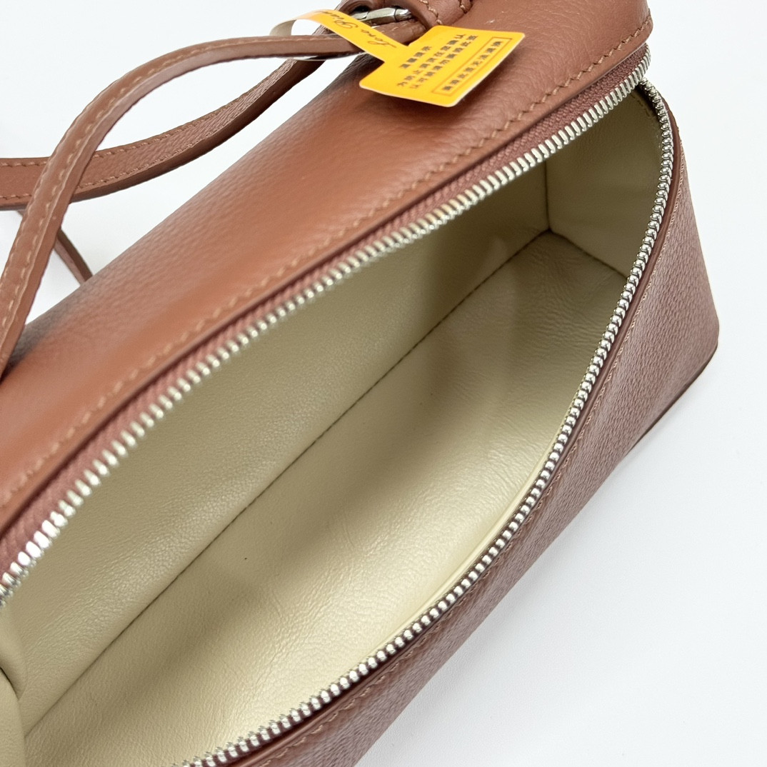 Loro Piana Extra Pocket L19 Grained Calfskin 11 x 19 x 6.5 cm