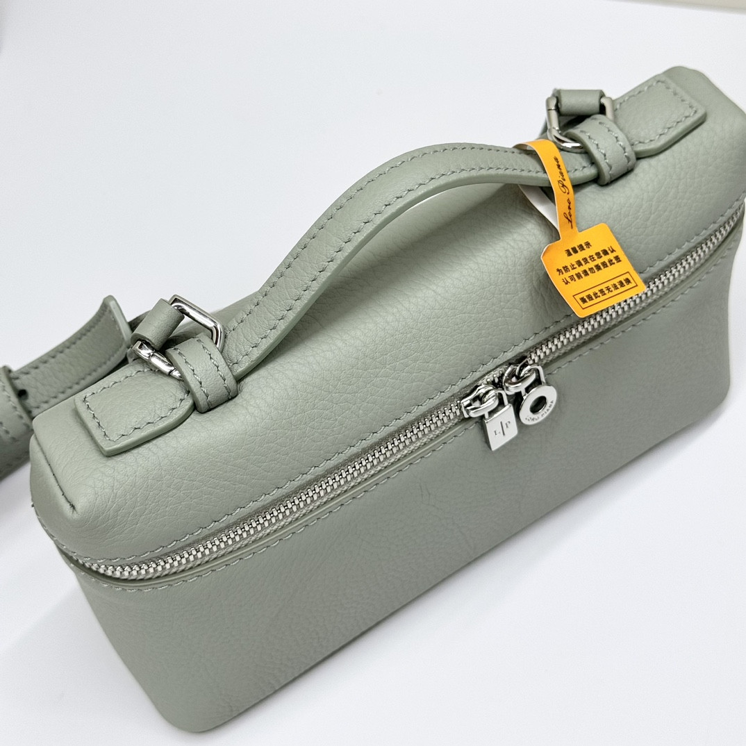 Loro Piana Extra Pocket L19 Grained Calfskin 11 x 19 x 6.5 cm