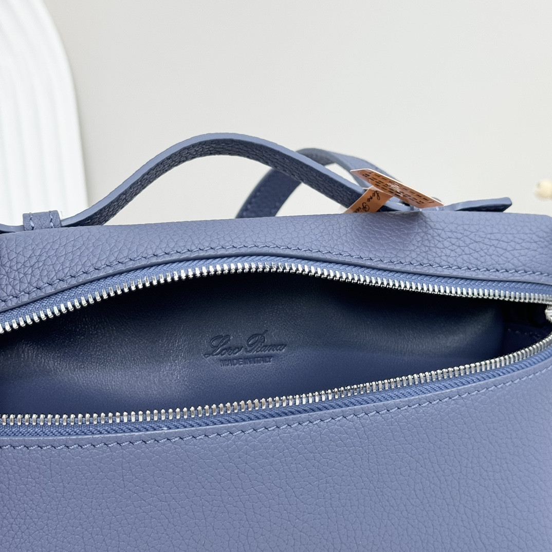 Loro Piana Extra Pocket L19 Grained Calfskin 11 x 19 x 6.5 cm