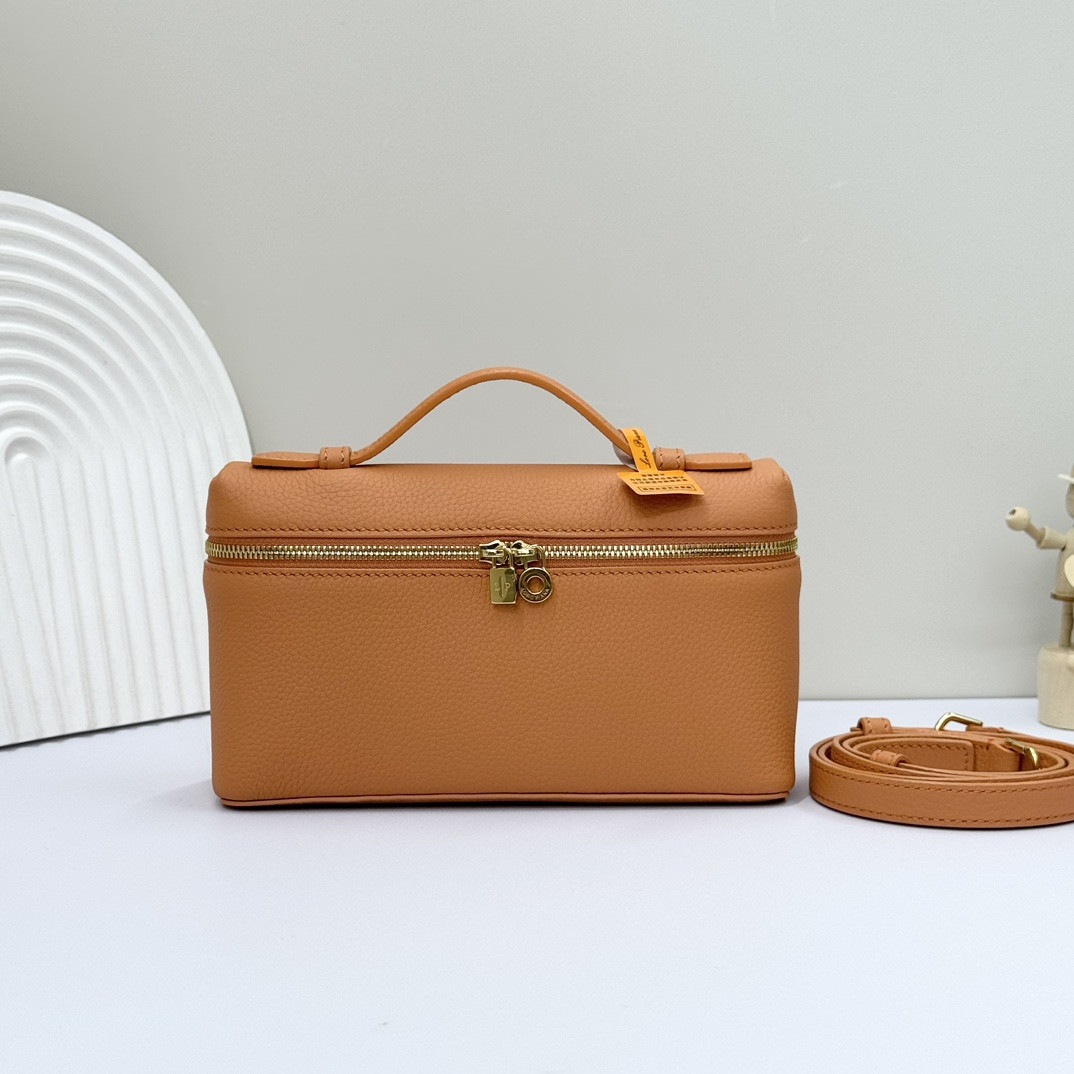 Loro Piana Extra Pocket L19 Grained Calfskin 11 x 19 x 6.5 cm