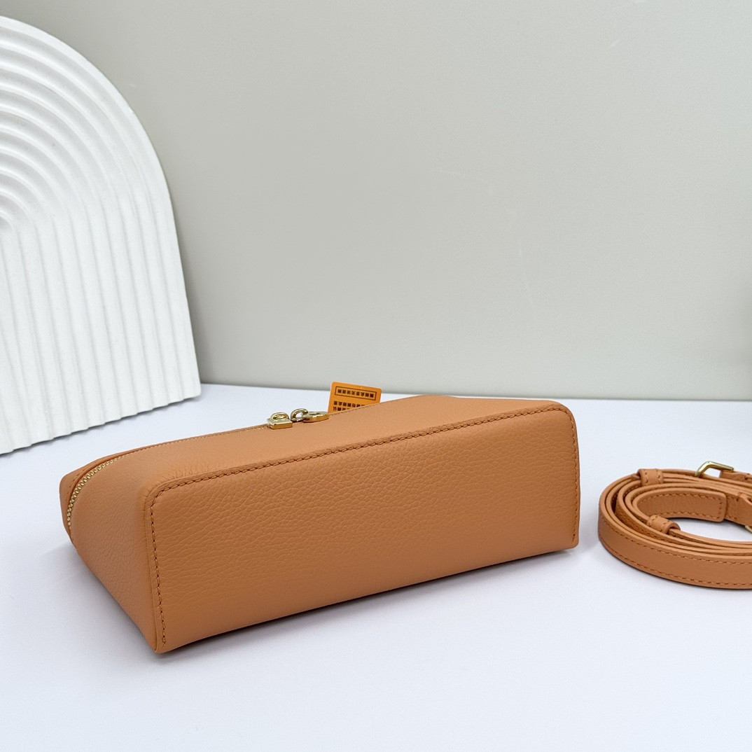 Loro Piana Extra Pocket L19 Grained Calfskin 11 x 19 x 6.5 cm