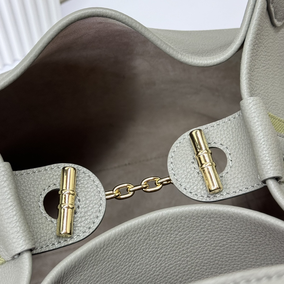 Loro Piana Large Bale Bag Grained Calfskin 24 x 20 x 27 cm