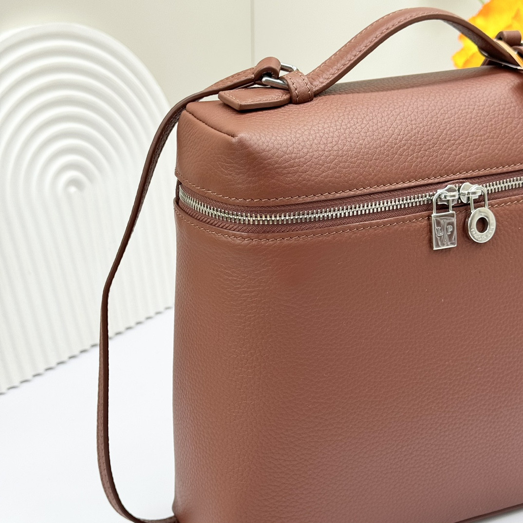 Loro Piana Extra Pocket backpack L23.5 Grained Calfskin 23 x 21 x 8 cm