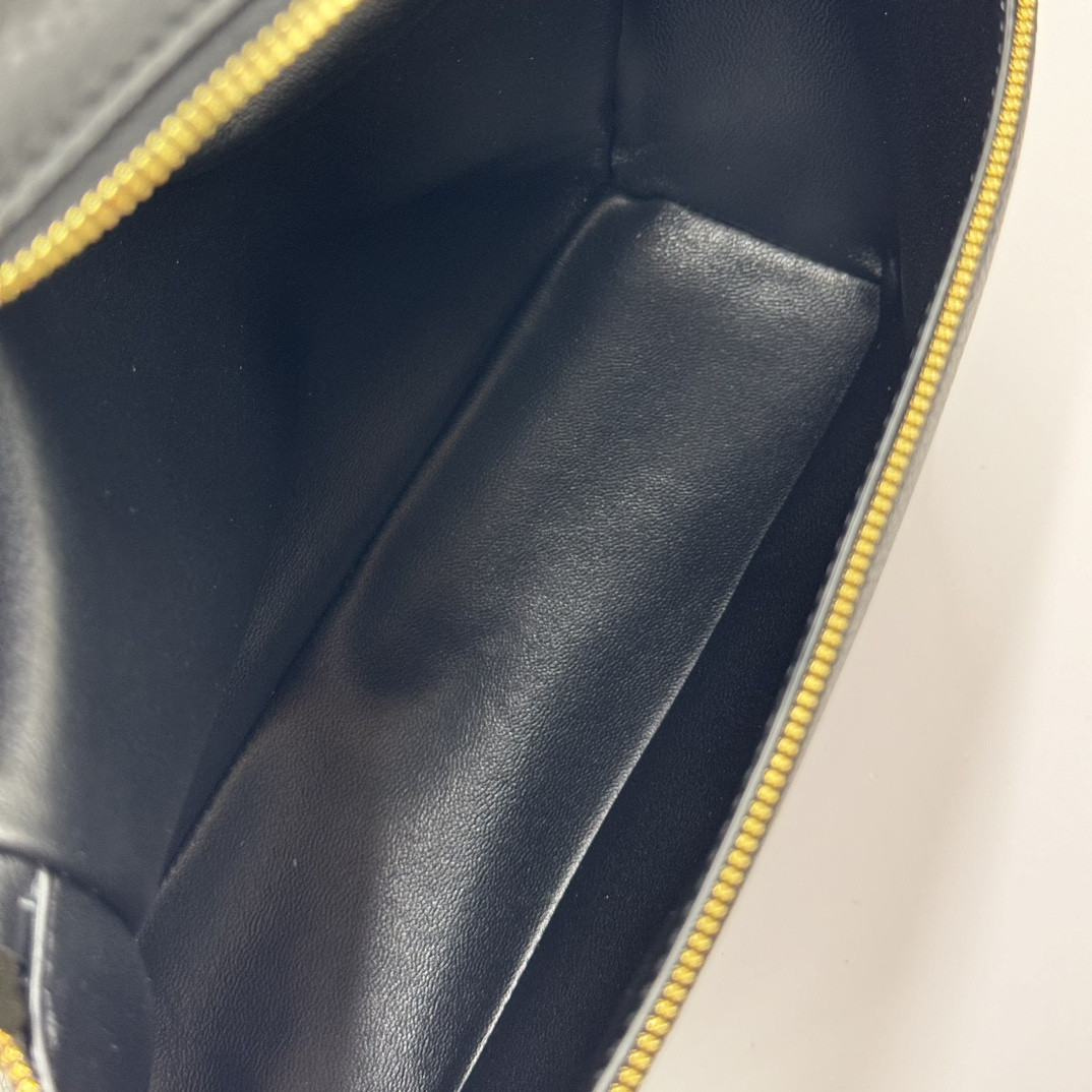 Loro Piana Extra Pocket backpack L23.5 Grained Calfskin 23 x 21 x 8 cm