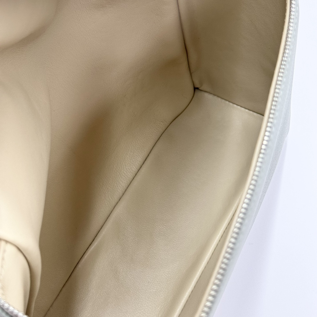 Loro Piana Extra Pocket backpack L23.5 Grained Calfskin 23 x 21 x 8 cm