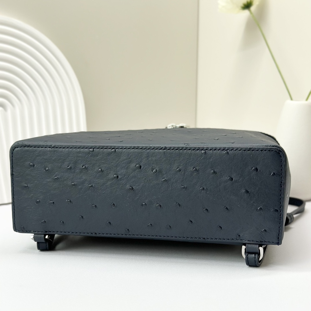 Loro Piana Extra Pocket backpack L23.5 Ostrich-grained Leather 23 x 21 x 8 cm