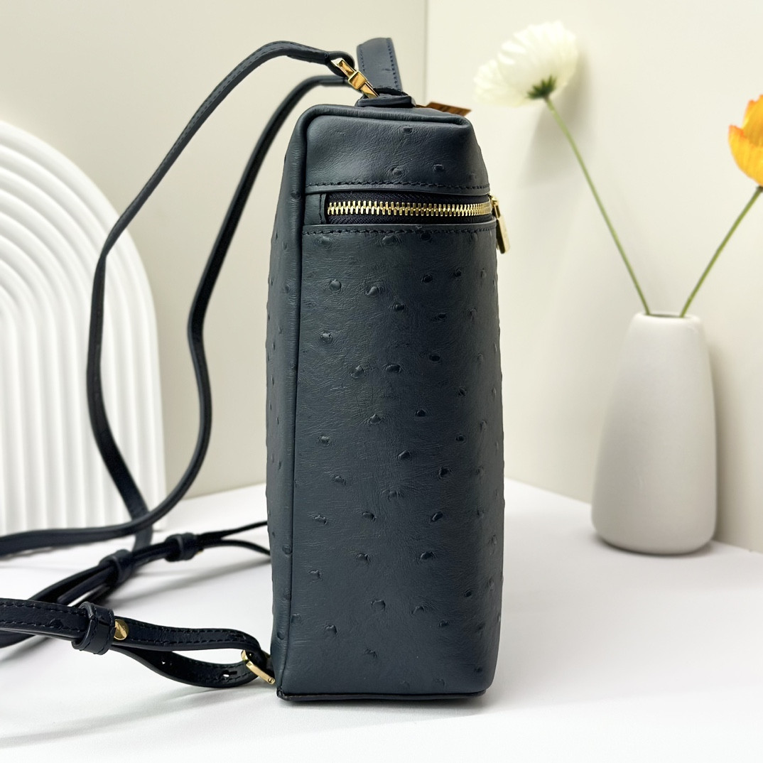 Loro Piana Extra Pocket backpack L23.5 Ostrich-grained Leather 23 x 21 x 8 cm