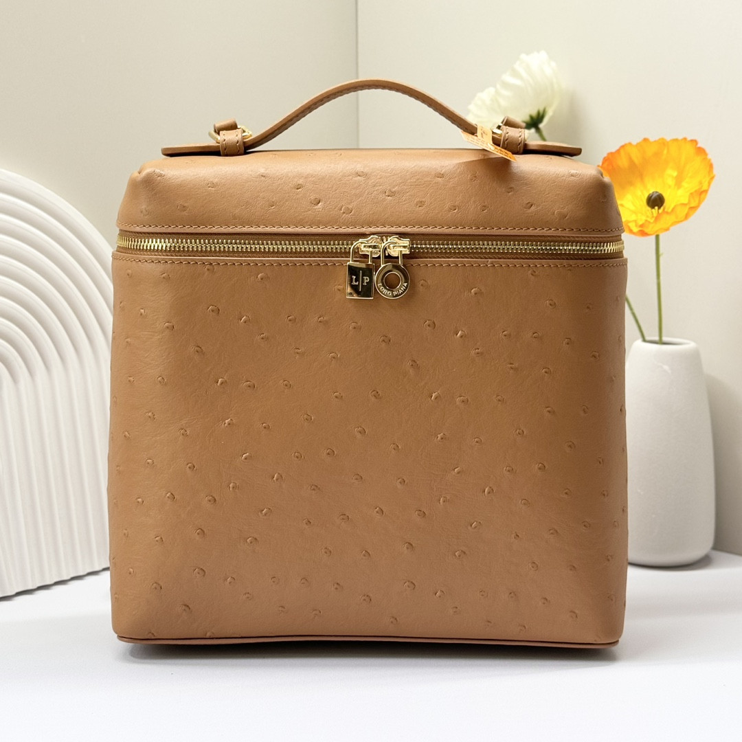 Loro Piana Extra Pocket backpack L23.5 Ostrich-grained Leather 23 x 21 x 8 cm