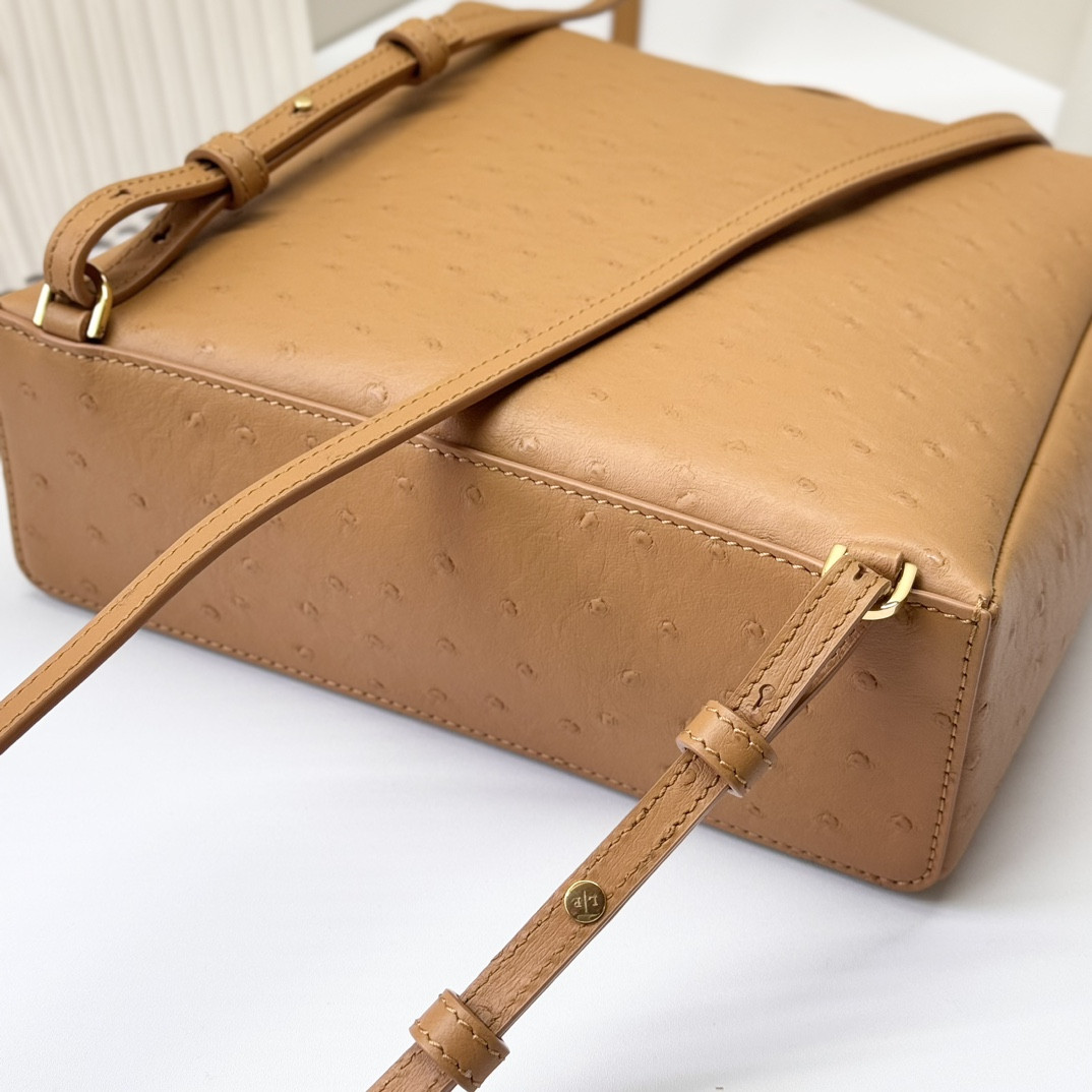 Loro Piana Extra Pocket backpack L23.5 Ostrich-grained Leather 23 x 21 x 8 cm