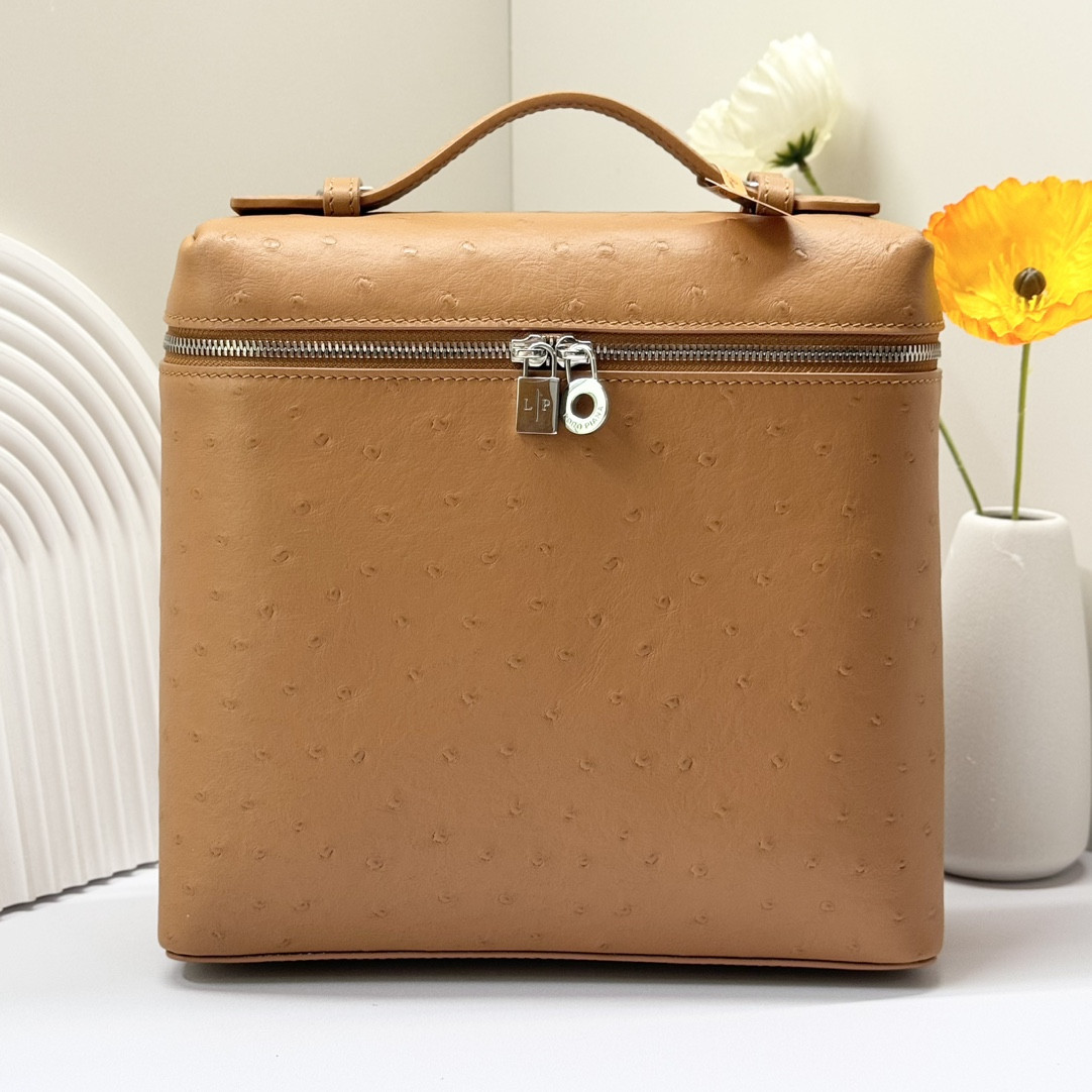 Loro Piana Extra Pocket backpack L23.5 Ostrich-grained Leather 23 x 21 x 8 cm