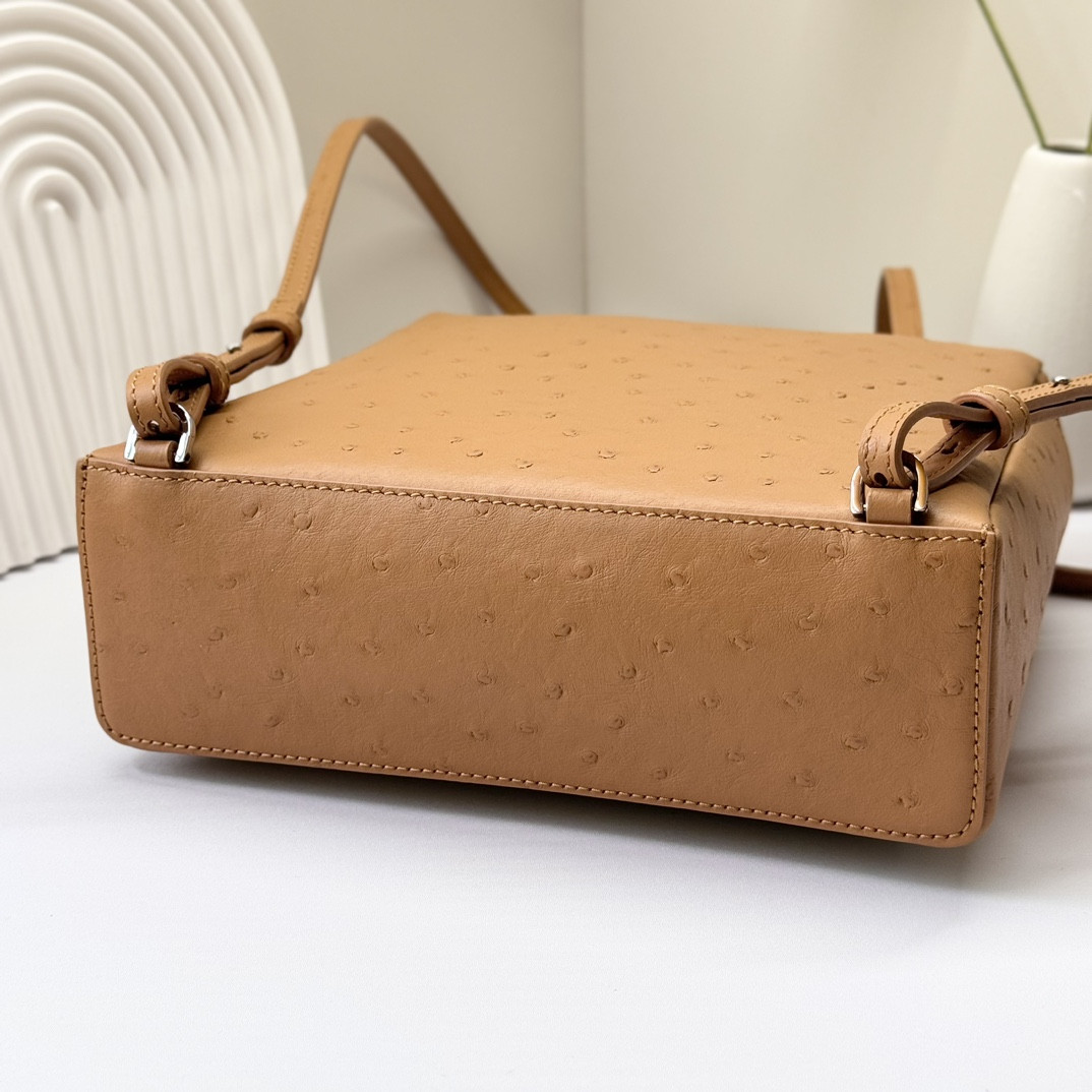 Loro Piana Extra Pocket backpack L23.5 Ostrich-grained Leather 23 x 21 x 8 cm